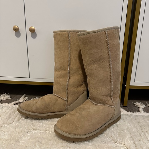 UGG Women’s Classic Tall Boot, Tan, Size 5 - Picture 5 of 9